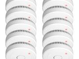 quatre détecteurs de fumée sur fond blanc, avec des points rouges