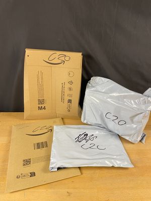 deux sacs de nourriture posés sur une table en bois