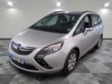 une photo d'une Opel argentée garée dans un garage