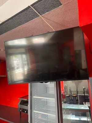 un téléviseur accroché au mur dans une pièce rouge