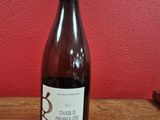 une bouteille de vin posée sur une table en bois