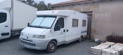 deux camions blancs garés l'un à côté de l'autre dans un parking