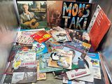 une pile de livres posée sur une table
