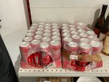 de nombreuses canettes de soda posées sur une étagère dans un réfrigérateur