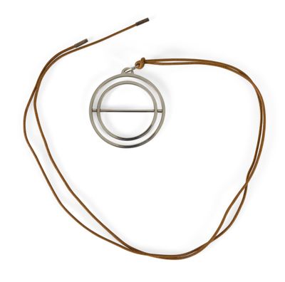 collier en cordon de cuir avec un pendentif en forme de cercle sur fond blanc