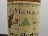 une bouteille de vin posée sur une table