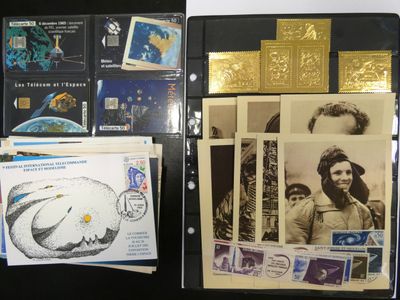 beaucoup de timbres et de cartes postales posés sur une table noire