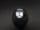 une image représentant une boule de cristal posée sur une surface noire