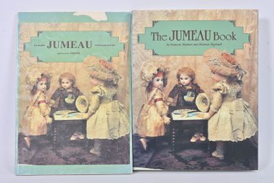 deux livres posés sur une table