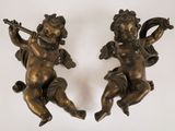 paire de chérubins antiques en bronze tenant des harpes, sur fond blanc