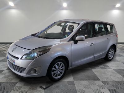 la photo d'une petite voiture argentée garée dans un garage