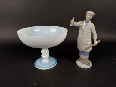une figurine représentant un homme tenant une batte de baseball à côté d'un bol