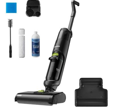 un aspirateur noir avec des produits d'entretien sur fond blanc