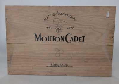 une image représentant une boîte en bois contenant une bouteille de Mouton Cadet