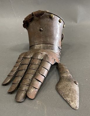 un gant en métal conçu pour ressembler à un gant