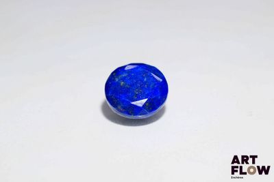 une pierre ovale bleue sur fond blanc