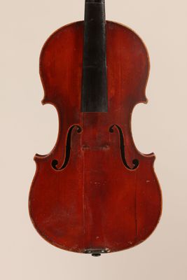 un vieux violon accroché au fond d'un mur blanc