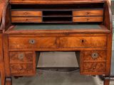 un bureau en bois muni de tiroirs et surmonté d'un miroir