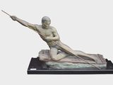 statue d'un homme tenant une lance, sur un bateau, sur fond blanc