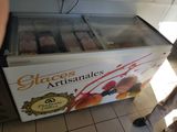 un homme debout devant une machine à glaces