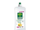 gros plan d'une bouteille de liquide sur fond blanc