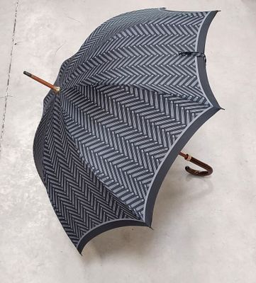 un parapluie noir et blanc posé par terre