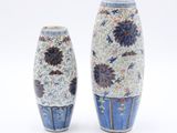 deux vases posés côte à côte sur une surface blanche