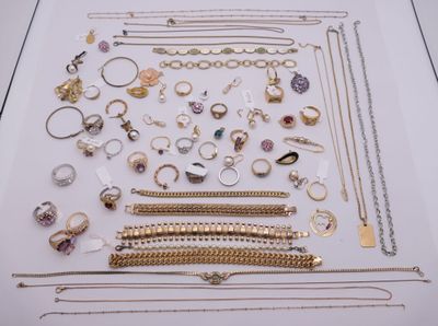 plusieurs types de bijoux différents exposés sur une table