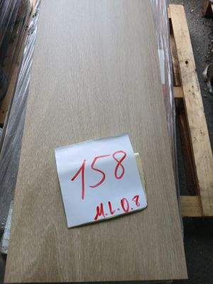 une grande quantité de bois posée sur une palette