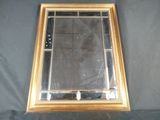 un miroir posé sur une table