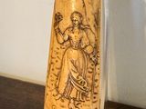 une plaque en bois sur laquelle figure le portrait d'une femme
