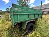 un camion vert garé dans l'herbe