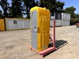 des toilettes portables au milieu d'un parking