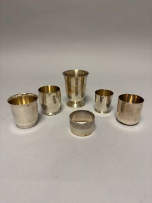 six types différents d'argenterie sur un fond blanc