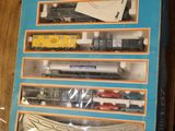 une boîte contenant un circuit de train, posée sur une table
