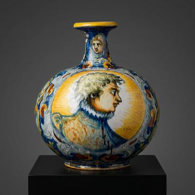 Grand vase en forme de bouteille avec double médaillon, Mast…