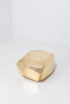 une image représentant un morceau de bois posé sur une surface blanche