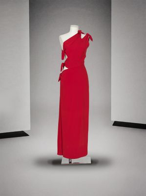 une photo d'une robe rouge posée sur un présentoir à mannequin dans une pièce