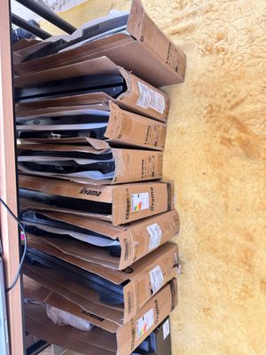un grand nombre de boîtes empilées les unes sur les autres