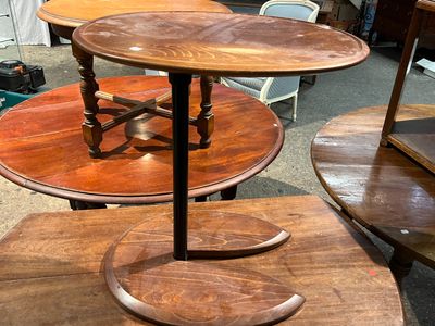 trois tables en bois empilées les unes sur les autres