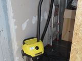 un aspirateur jaune et noir dans un coin de la pièce
