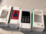 Plusieurs téléphones portables sont alignés sur une table