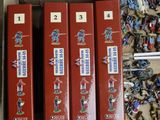 un grand nombre de soldats de plomb dans une boîte