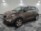 Le SUV marron est garé dans le garage, sur un sol à damier