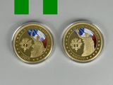 deux pièces de monnaie placées l'une à côté de l'autre sur une table