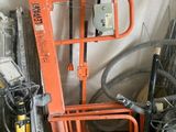 une pile d'objets hétéroclites dans un garage