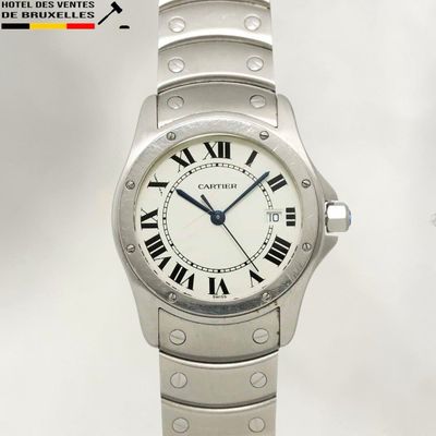 Gros plan sur une montre avec des chiffres romains