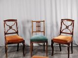 trois chaises et un tabouret dans une pièce avec un rideau blanc