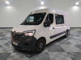 la photo d'une camionnette blanche garée dans une pièce