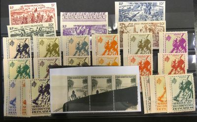 Les timbres sont exposés dans une vitrine posée sur la table.